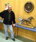 Ulf Holm med sina fantastiska skulpturer i trä, trollband besökarna.